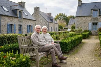 couple de seniors dans un jardin en Bretagne
